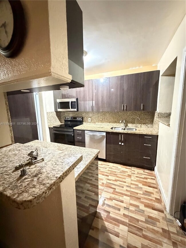 19130 NW 5th Pl in Miami, FL - Building Photo - Building Photo