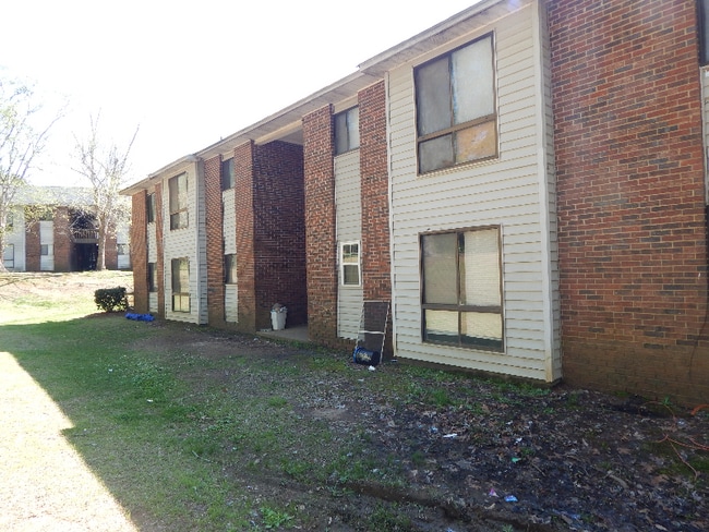 100 Highland Forest Dr in Greenwood, SC - Building Photo - Building Photo