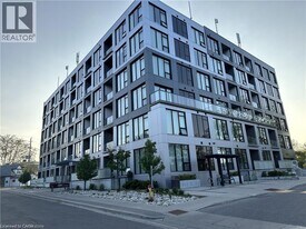 690 King St W in Kitchener, ON - Building Photo