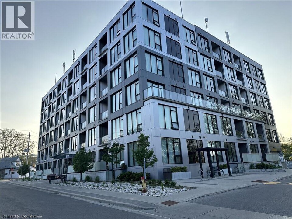 690 King St W in Kitchener, ON - Building Photo