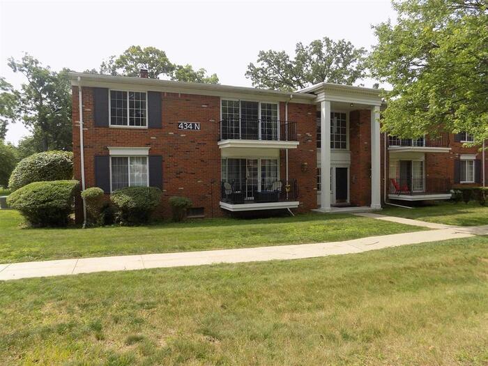 434 N Fox Hills Dr in Bloomfield Township, MI - Building Photo