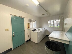 407 Fleming Ave E in Vallejo, CA - Building Photo - Building Photo