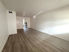 200 Hill St in Sealy, TX - Foto de edificio - Building Photo