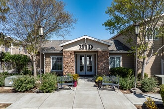Second Street Senior in Dixon, CA - Foto de edificio - Building Photo