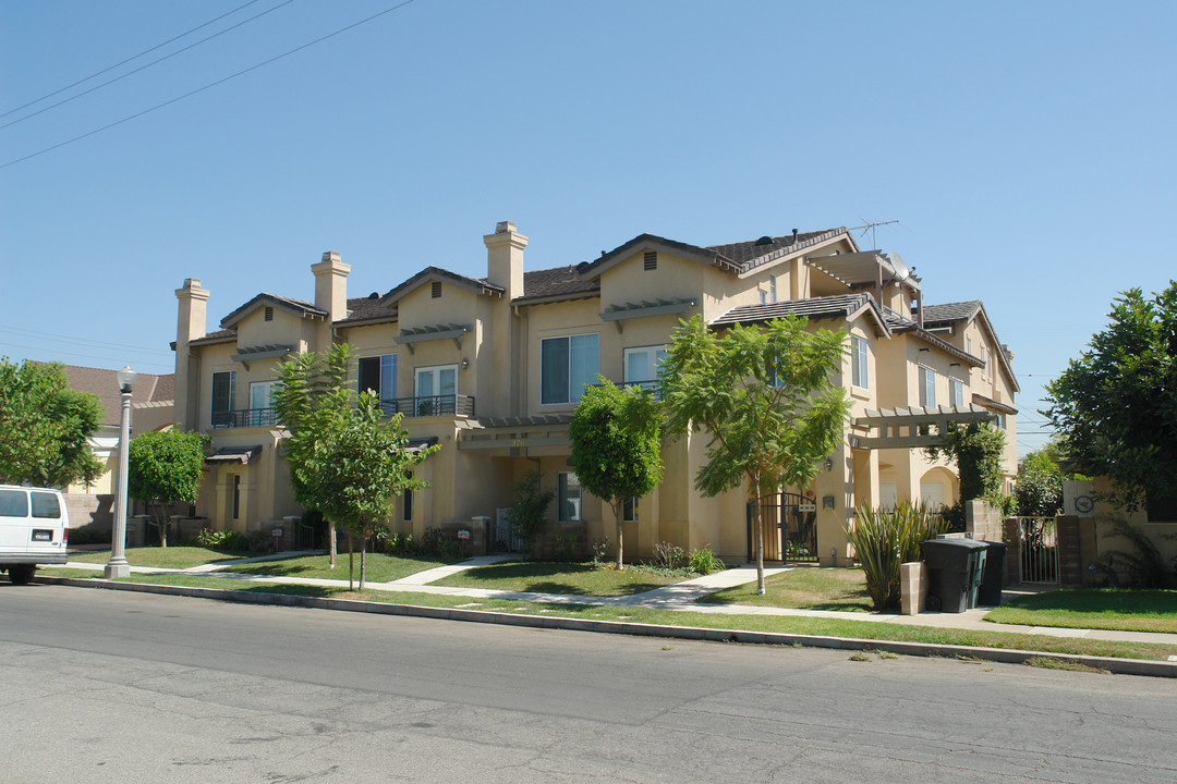 320 S Pine St in San Gabriel, CA - Foto de edificio