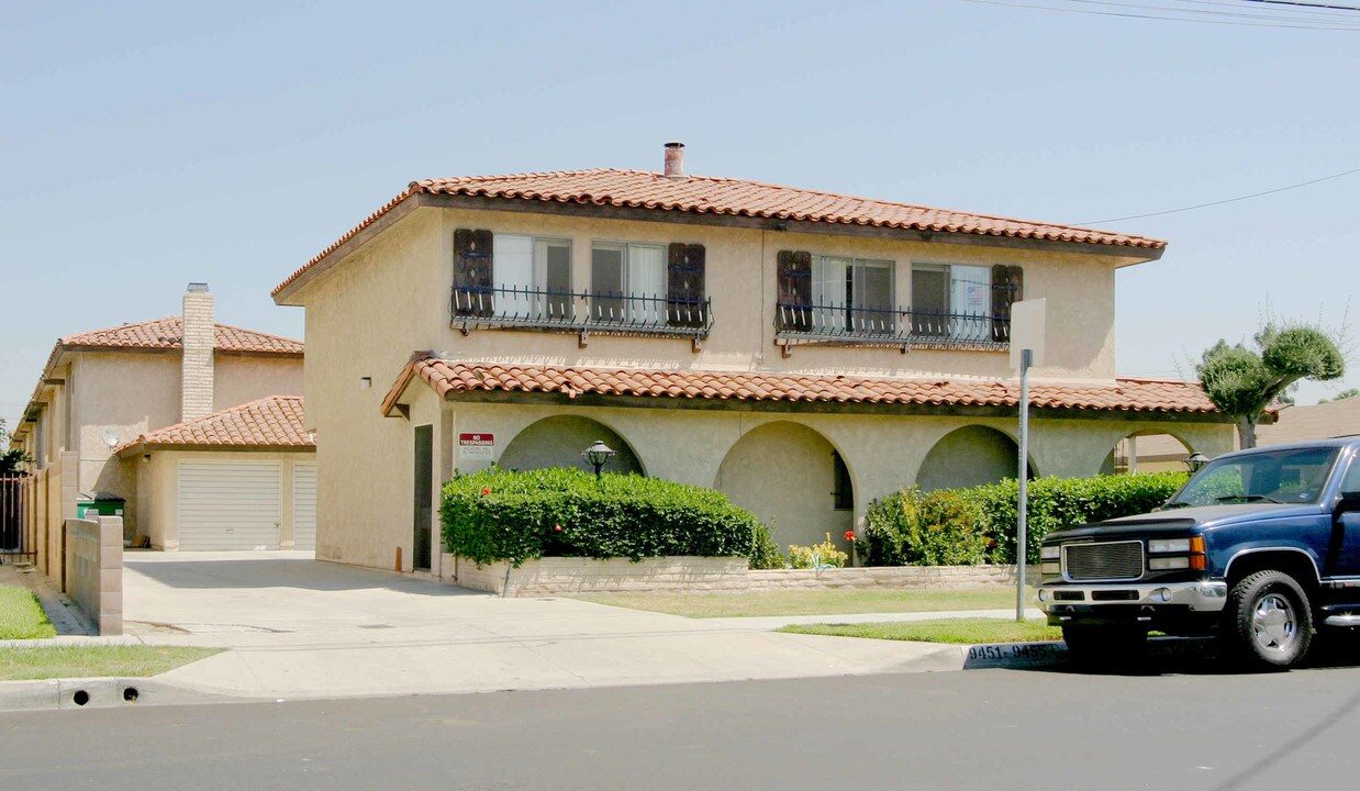 9453 Ramona St in Bellflower, CA - Building Photo