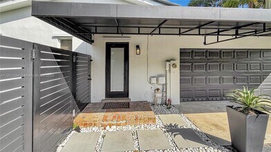 7995 SW 140th Terrace in Palmetto Bay, FL - Foto de edificio - Building Photo