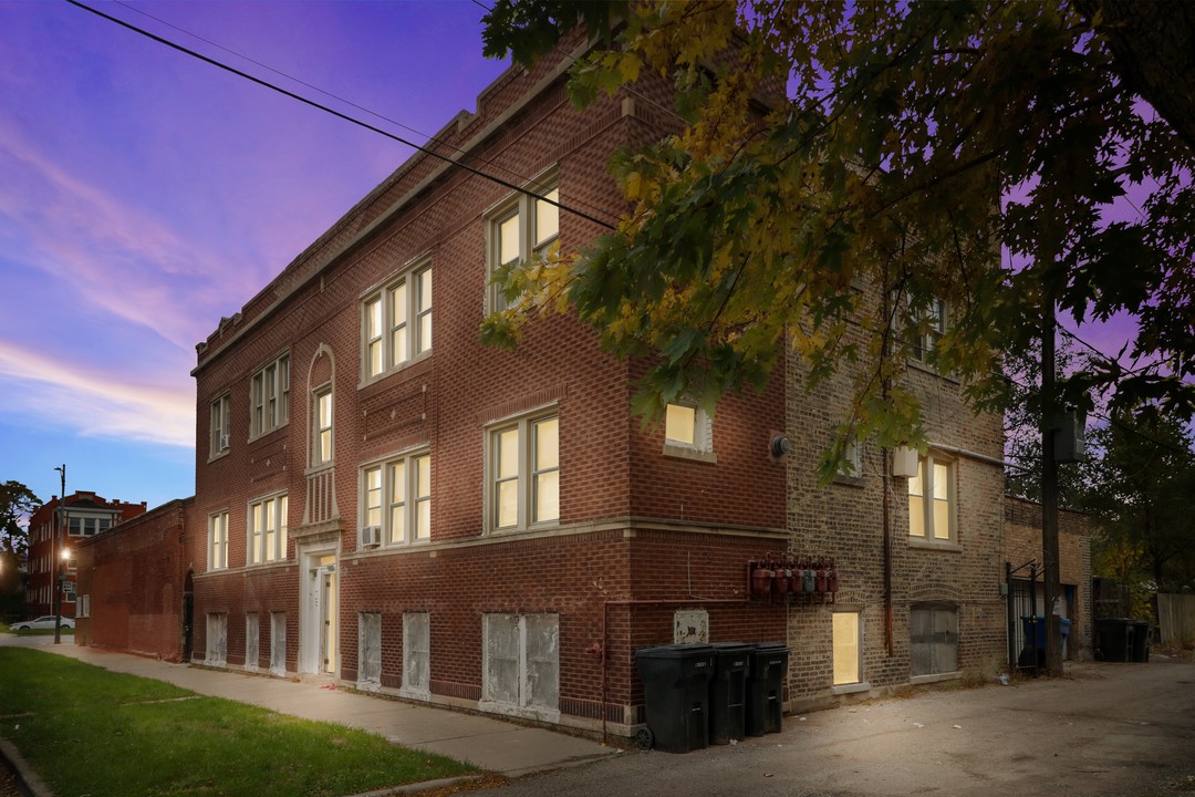 4239 W Cermak Rd in Chicago, IL - Building Photo