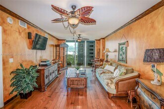 335 S Biscayne Blvd in Miami, FL - Building Photo - Building Photo