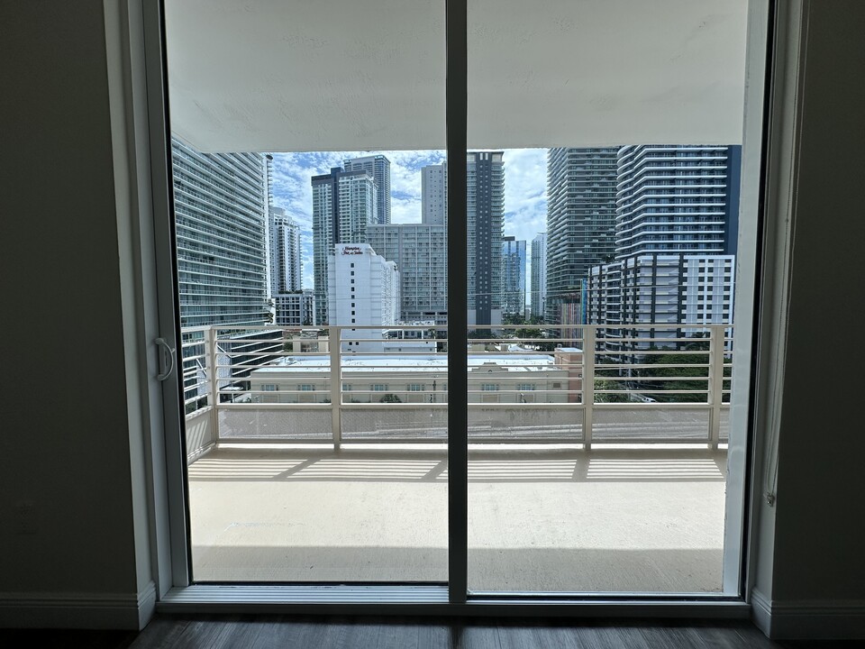 1110 Brickell Ave in Miami, FL - Foto de edificio