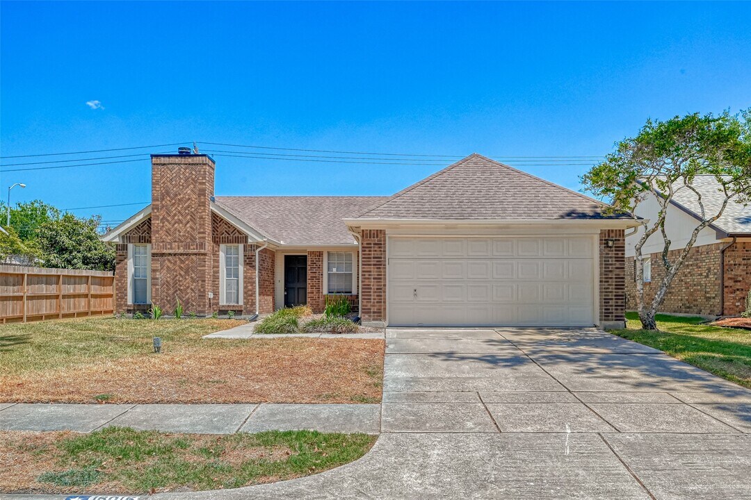 16015 Surrey Woods Dr in Friendswood, TX - Building Photo