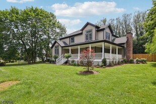 5 Shores Rd in Randolph, NJ - Building Photo