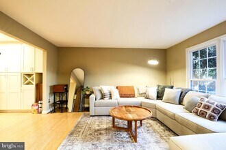 7966 Hidden Bridge Dr in Springfield, VA - Foto de edificio - Building Photo