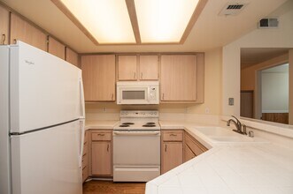 640 Camino De La Reina in San Diego, CA - Building Photo - Building Photo