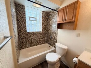 7405 Detroit Ave, Unit 2 in Cleveland, OH - Foto de edificio - Building Photo