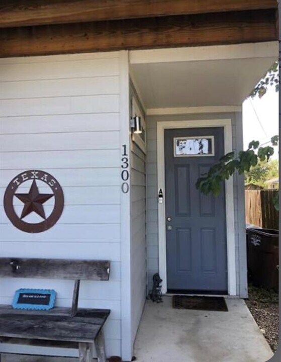 1300 Hausman Dr in Lockhart, TX - Building Photo