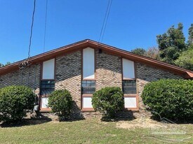 1267 Redwood Ln in Gulf Breeze, FL - Building Photo