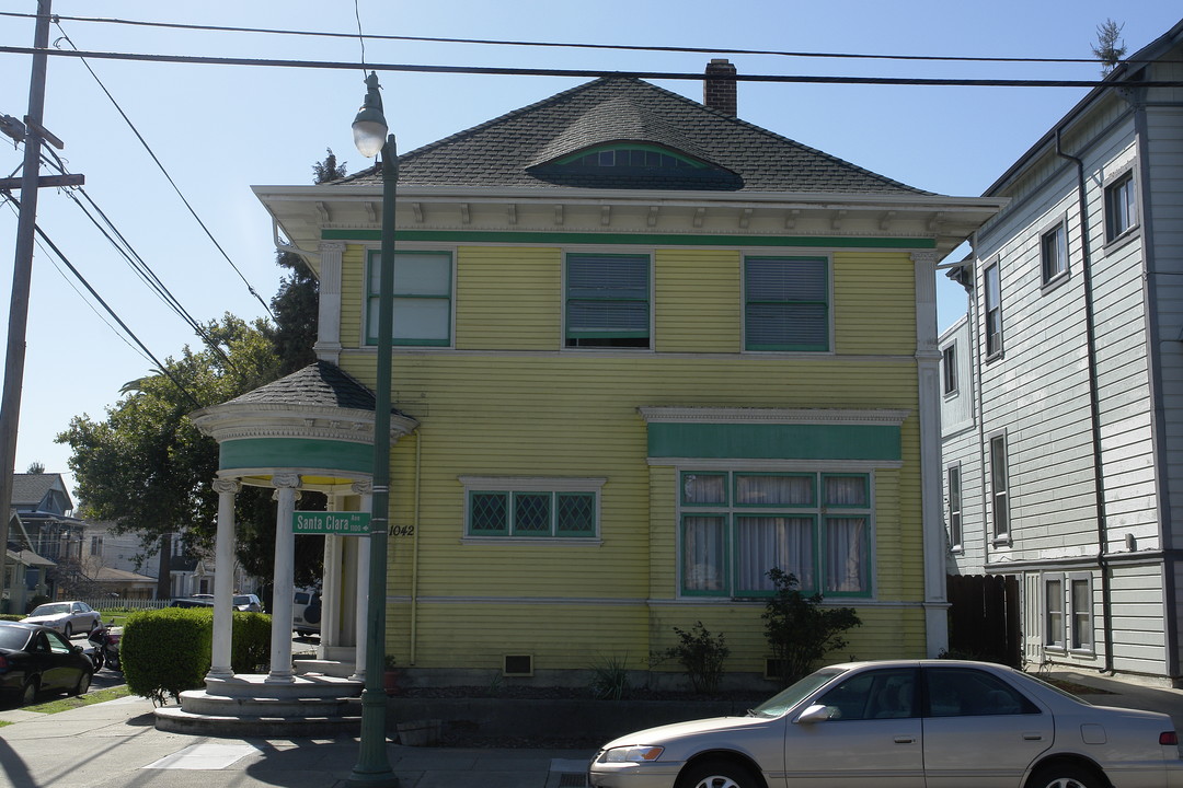 1042 Santa Clara Ave in Alameda, CA - Foto de edificio