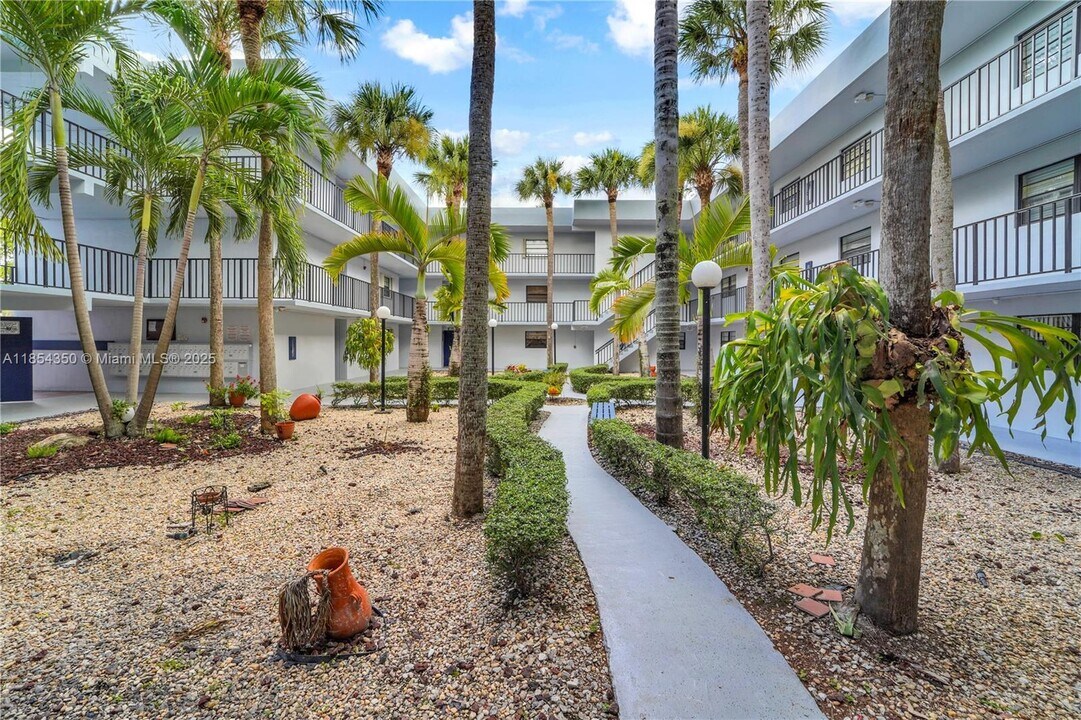 10825 SW 112th Ave in Miami, FL - Building Photo