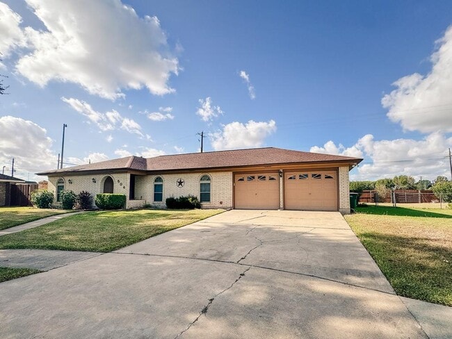504 Berkshire Ln in Victoria, TX - Building Photo - Building Photo