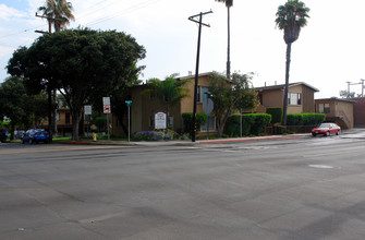 Town & Country Apartments in El Segundo, CA - Building Photo - Building Photo