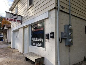 420 W Hickory St, Unit A in Carbondale, IL - Foto de edificio - Building Photo