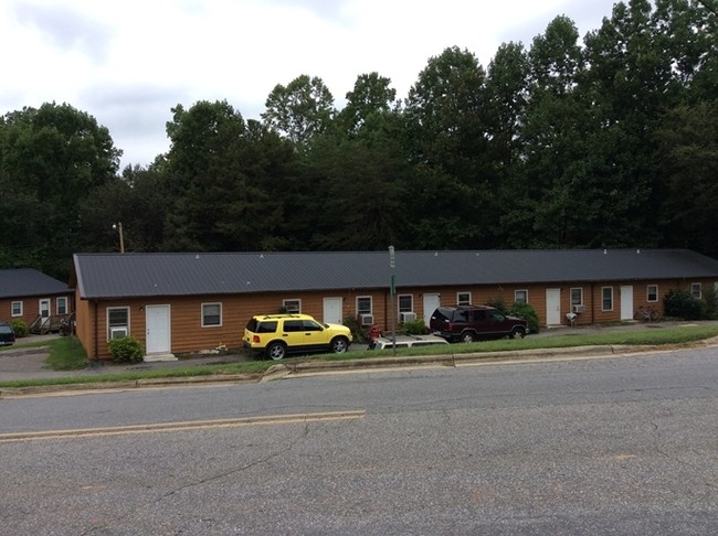 Daybreak Apartments in Newton, NC - Foto de edificio - Building Photo