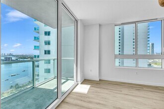 1900 N Bayshore Dr, Unit 2003 in Miami, FL - Building Photo - Building Photo