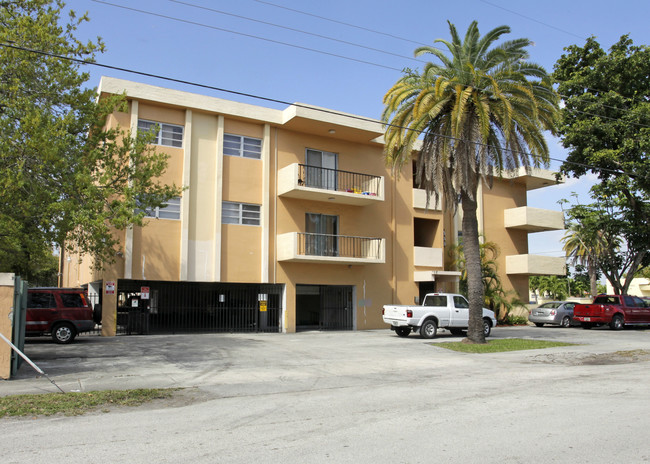 Causeway Apartments in North Miami, FL - Foto de edificio - Building Photo