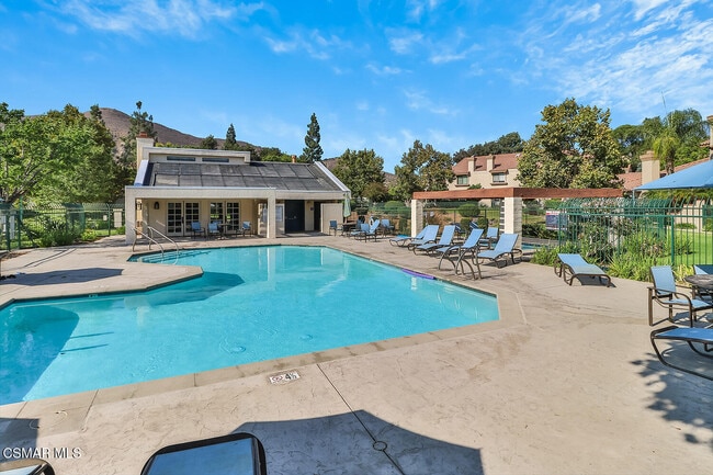 270 Country Club Dr in Simi Valley, CA - Building Photo - Building Photo