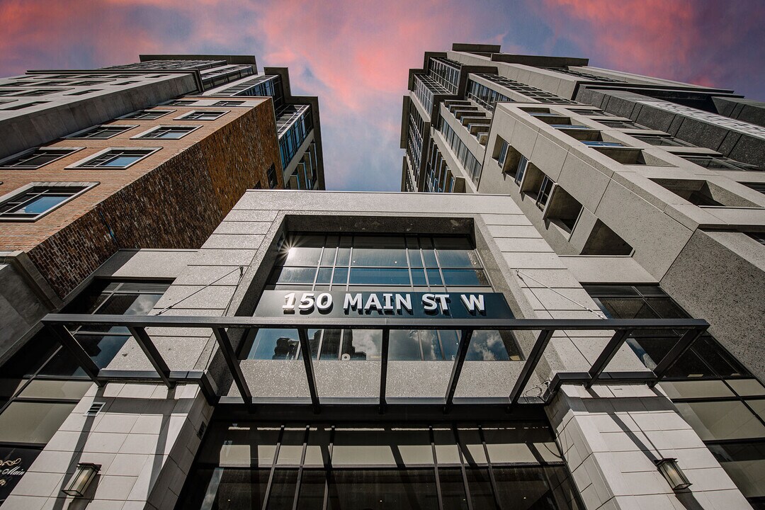 150 Main St W in Hamilton, ON - Building Photo