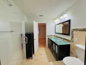 13370 SW 90th Ter, Unit D in Miami, FL - Foto de edificio - Building Photo