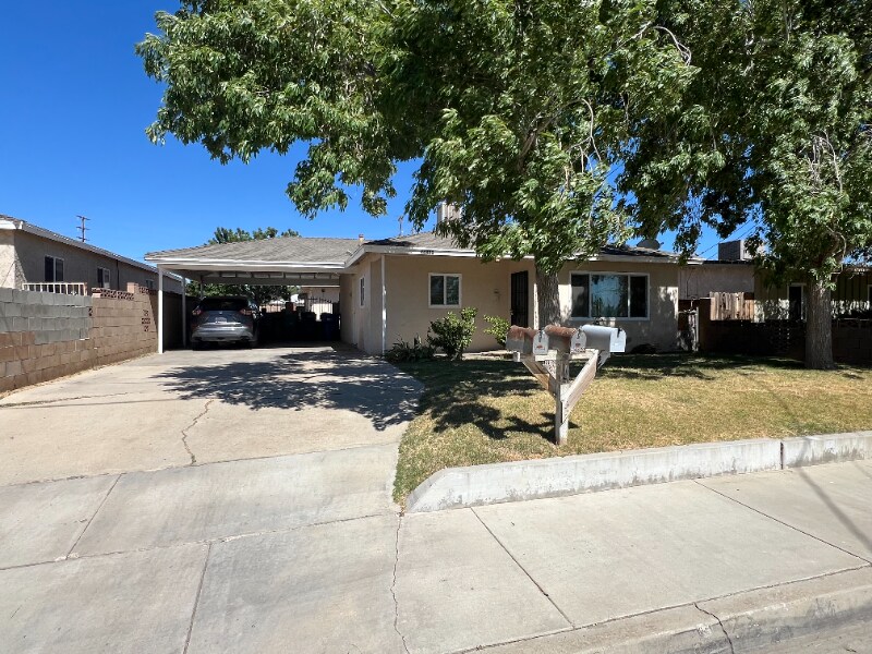 44820 Spearman Ave in Lancaster, CA - Building Photo