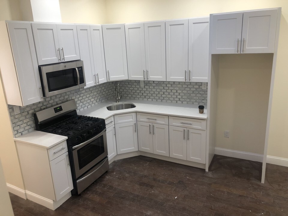 2048 Eastern Pkwy in Brooklyn, NY - Building Photo