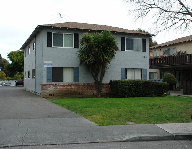 1123 Ayala Dr in Sunnyvale, CA - Foto de edificio - Building Photo