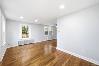 100 School St in Oyster Bay, NY - Building Photo - Building Photo