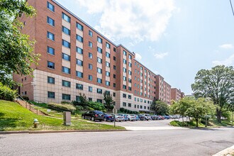 1200 S Arlington Ridge Rd, Unit #206 in Arlington, VA - Foto de edificio - Building Photo