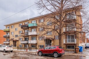 515 De Royan Rue in Laval, QC - Building Photo