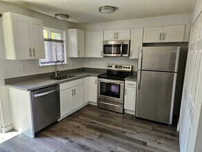 30831 19th Pl S, Unit Federal Way Duplex in Federal Way, WA - Building Photo - Building Photo