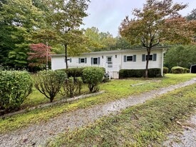 236 Chestnut Dr in Bracey, VA - Building Photo