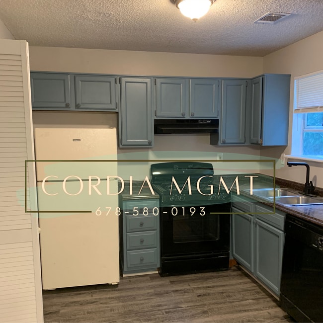 5593 Pine Gate Dr in Atlanta, GA - Building Photo - Building Photo