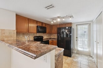 7618 Colonial Ct in Tampa, FL - Building Photo - Building Photo