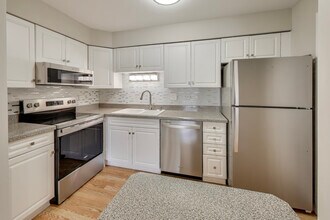 613 W Central Rd, Unit B7 in Mount Prospect, IL - Foto de edificio - Building Photo