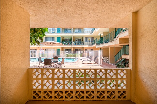 Encino Park West in Encino, CA - Foto de edificio - Interior Photo