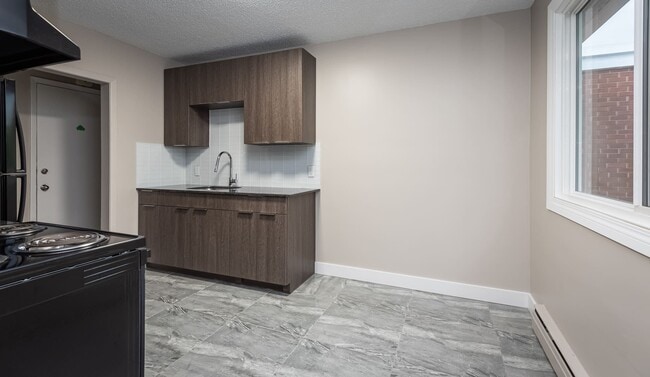 West Villa in Edmonton, AB - Building Photo - Building Photo