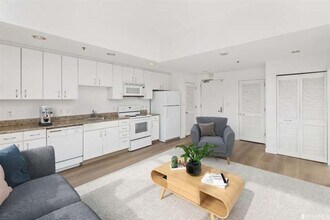 250 King St in San Francisco, CA - Building Photo - Building Photo