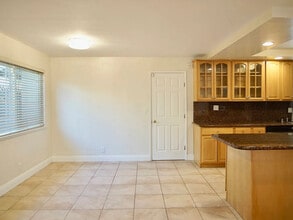 1367 Oslo Ln in San Jose, CA - Foto de edificio - Building Photo