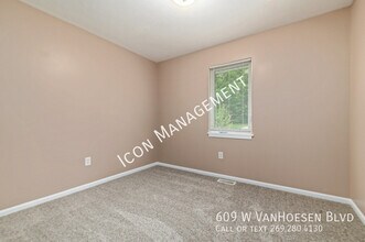 609 W Van Hoesen Blvd in Portage, MI - Building Photo - Building Photo
