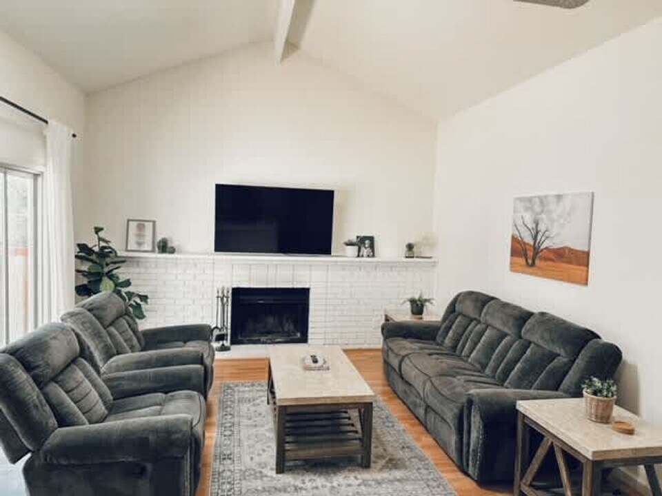 1990 Quail Run Rd in Reno, NV - Building Photo