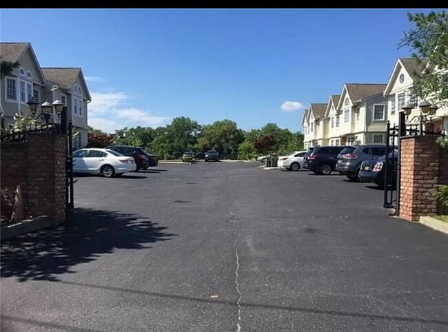 7805 Shore Rd in Port Washington, NY - Building Photo - Building Photo